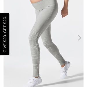 Lift-up SportSupport Hipster Cuffed Leggings